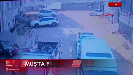 Muş'ta faciadan dönüldü: Çocuklar park halindeki aracı iterek hareket ettirdi