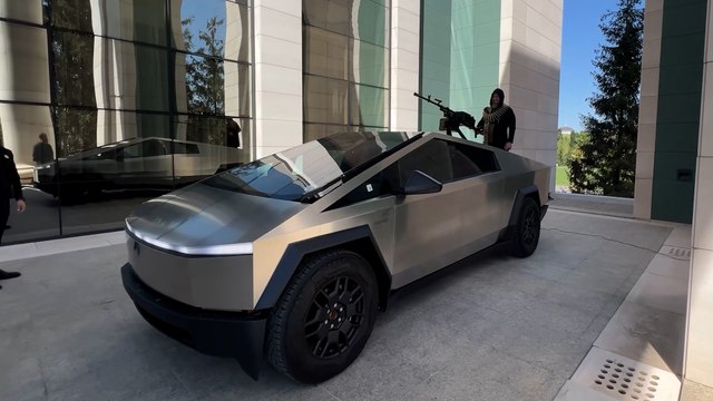 El líder checheno 'tunea' un Tesla para amenazar a Ucrania y Musk niega que sea un regalo