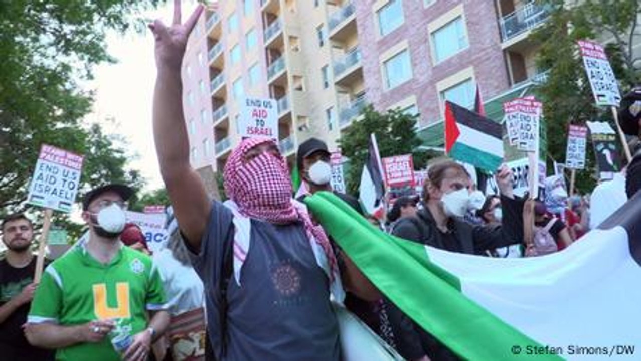 Pro-Palestinian activists protest outside DNC in Chicago