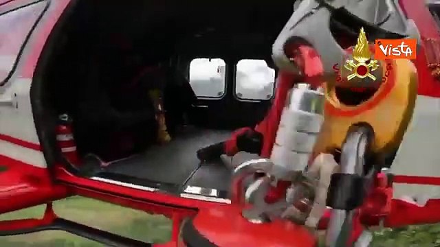 Vercelli, un uomo ed il suo cane rimangono bloccati a oltre 2 mila metri d'altezza: il video del salvataggio in elicottero