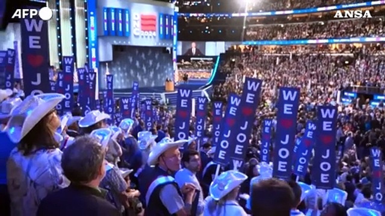 Gaza, delegati dem si coprono la bocca durante il discorso di Biden