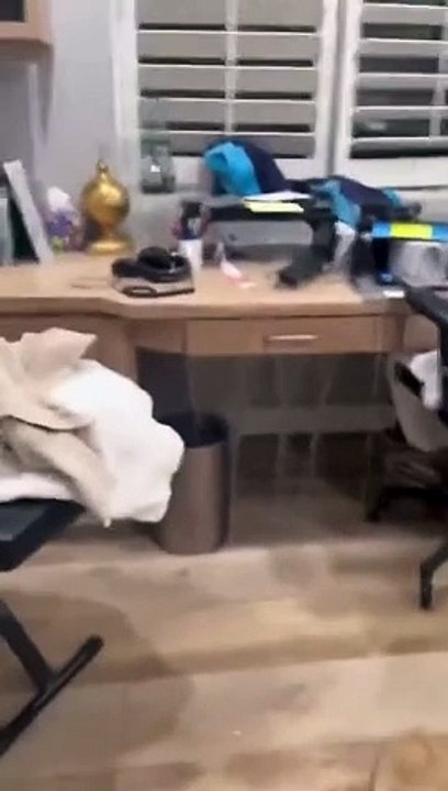 Un mur d'eau brise les vitres d'une maison. Inondation impressionnante
