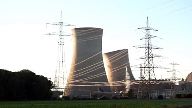 Démolition impressionnante d'une centrale nucléaire en Allemagne