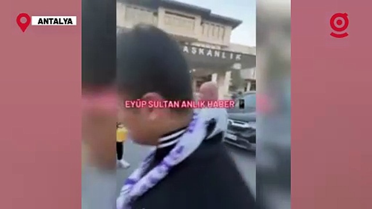 Eyüpspor Taraftarından Eyüp Belediyesi'ne Taşlı Saldırı!