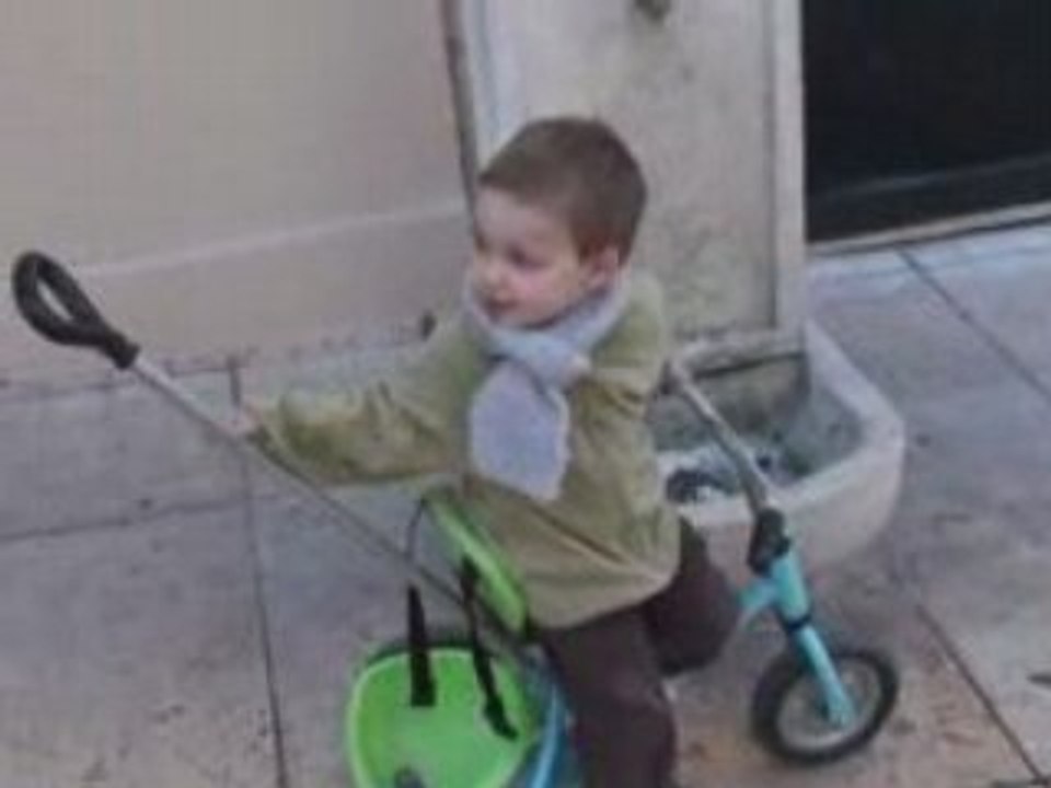 Léo fait du vélo