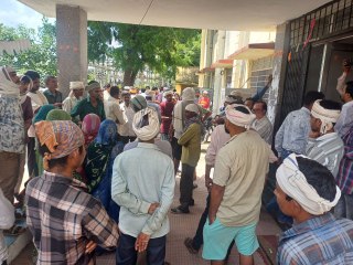 करंट से घायल एफआरटी कार्मिक की मौत, एसई ऑफिस में शव रख किया प्रदर्शन