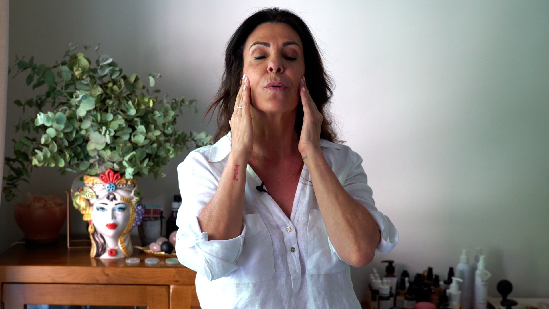 El estr�s, el sedentarismo y, en ocasiones, la furia contenida nos ha convertido en una sociedad m�s propensa a apretar la mand�bula que a ce�ir la musculatura abdominal, que ser�a lo suyo. Dolor de cabeza, de o�dos, desgaste dental... Las consecuencias de lo primero -lo de la mand�bula- son mucho m�s molestas e, incluso, limitantes de lo que podemos imaginar.

Nuria Torijano, terapeuta hol�stica y experta en belleza, nos propone unos sencillos ejercicios para intentar soltar, en la medida de lo posible, ese punto de nuestra anatom�a en el que se acumulan tantas tensiones. "El objetivo es trabajar sobre la musculatura y la fascia del masetero para liberarlo".