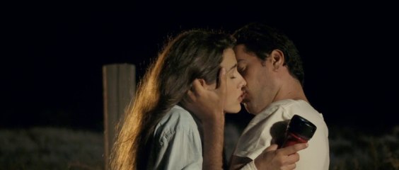 A chance meeting between a man being pressured to propose to his girlfriend and a runaway bride HD ( Comedy, Romance )