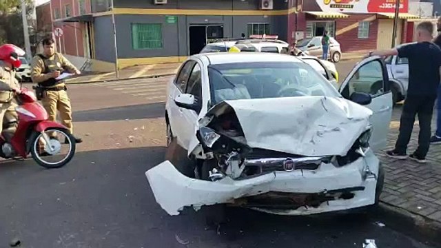 Veículos ficam destruídos em colisão de trânsito no bairro Parque São Paulo