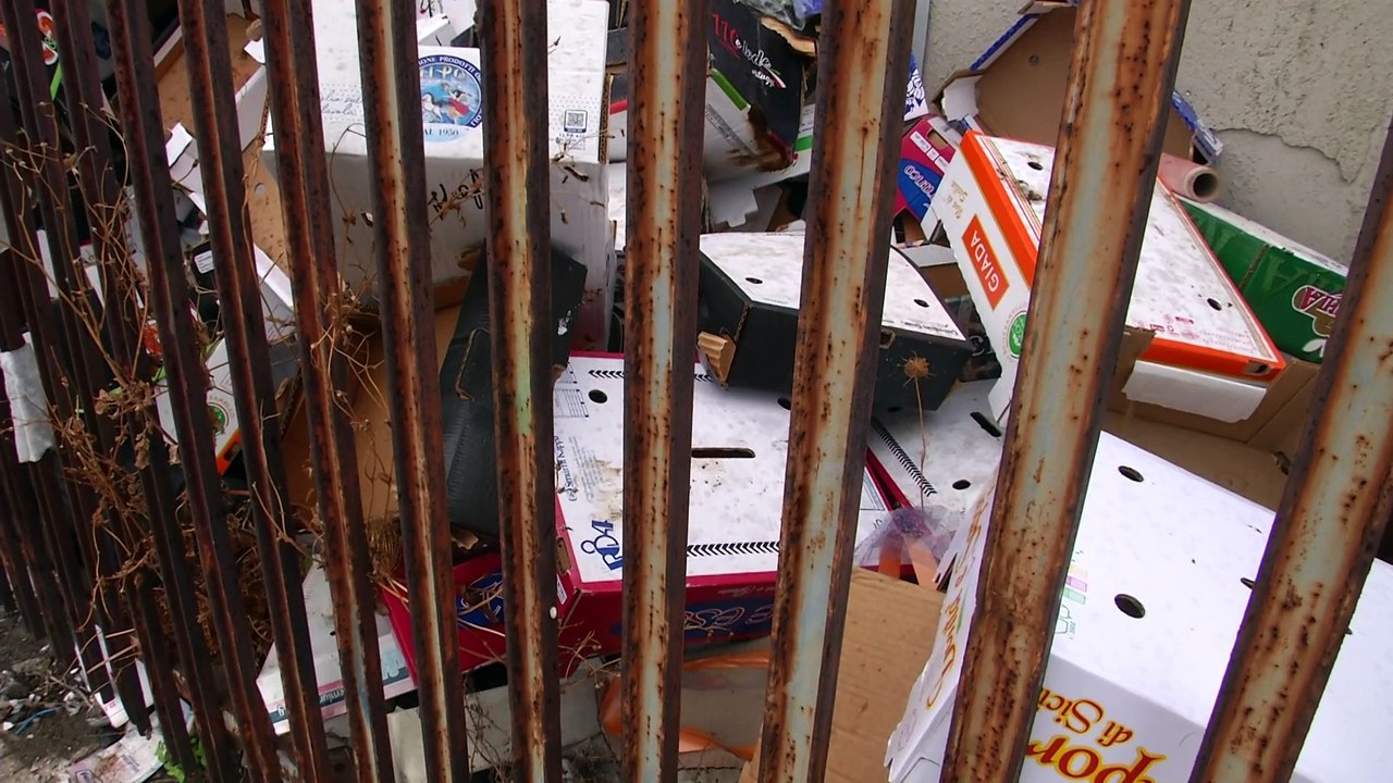 Messina, cabina elettrica trasformata in pattumeria sul viale Giostra