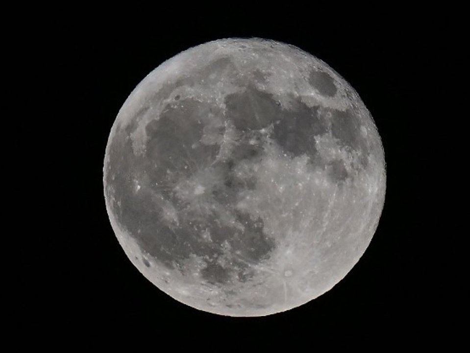 Seltenes schauspiel: "blauer supermond" leuchtet über deutschland