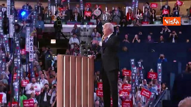Joe Biden passa il testimone a Kamala Harris, l'abbraccio sul palco della convention dem a Chicago
