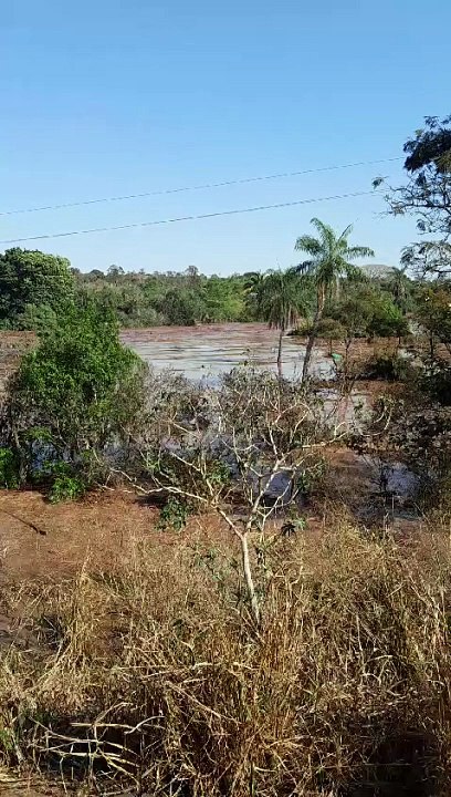 Barragem de condomínio de luxo se rompe, leva asfalto e bloqueia BR-163