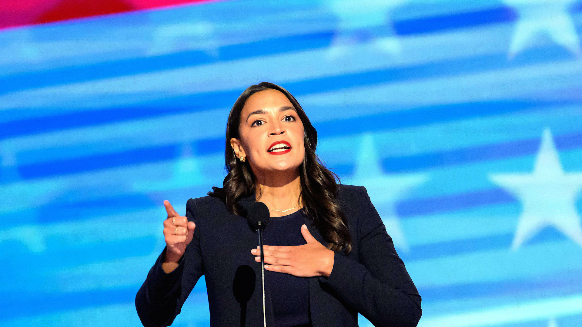 « AOC » multiplie les punchlines contre Donald Trump à la convention démocrate