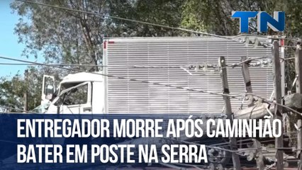 Entregador morre após caminhão bater em poste na Serra