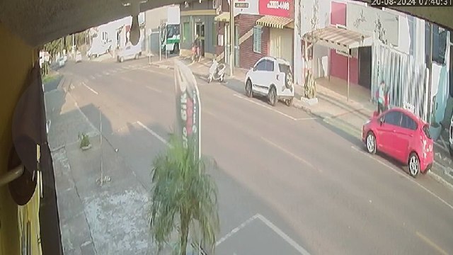 Câmera flagra acidente que deixou veículos destruídos no Parque São Paulo