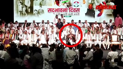 पवारांच्या हातात, ठाकरेंच्या गळ्यात काँग्रेसचं उपरणं कसं काढलं?