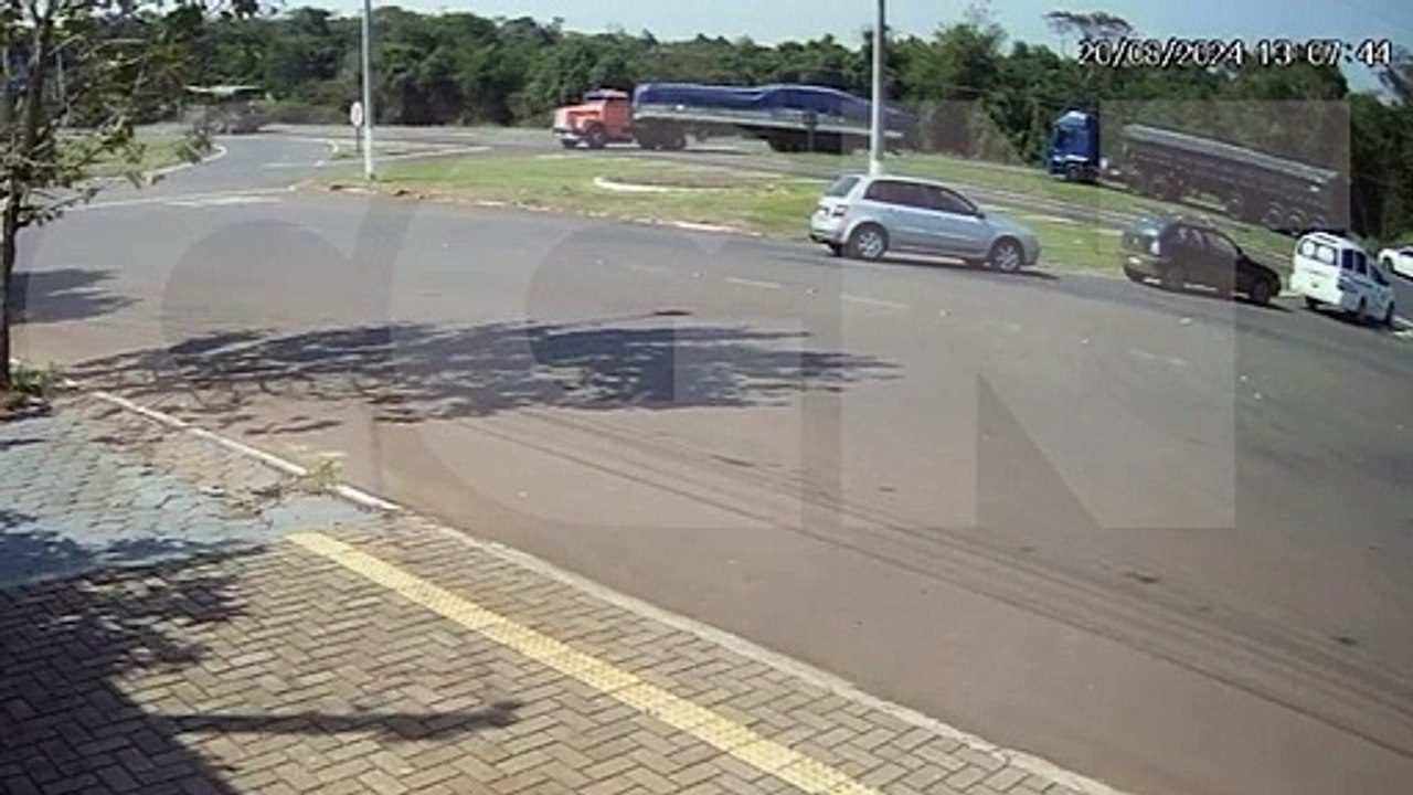 Câmera flagra violento acidente entre carreta e micro-ônibus na BR-277, em Céu Azul