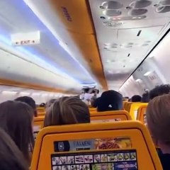Volo Ryanair, passeggero contro steward