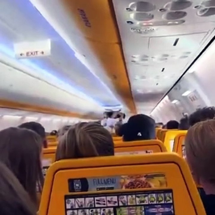Volo Ryanair, passeggero contro steward