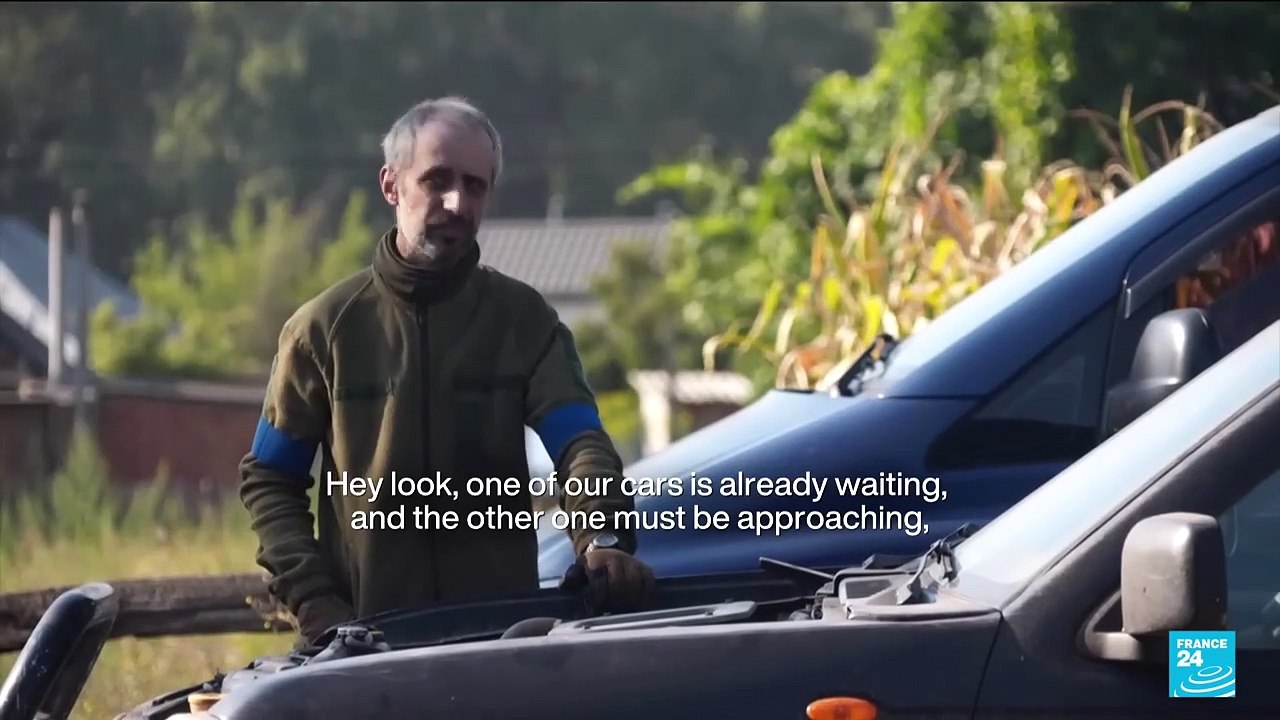 On the road to Russia, Ukrainian soldiers take stock as villagers flee • FRANCE 24 English
