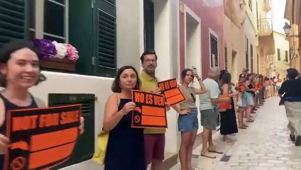 Abraçada popular al casc antic de Ciutadella contra la saturació turística