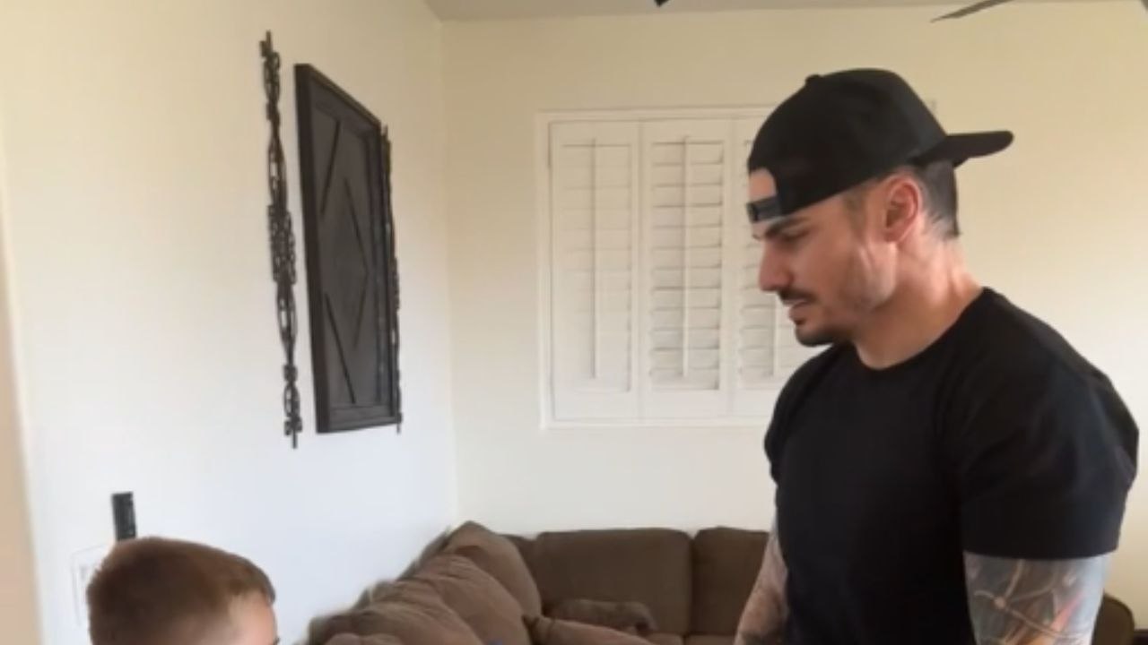 Little boy accidentally slaps himself after falling for dad’s high five trick