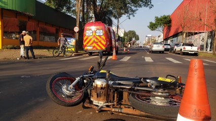 Acidente entre carro e moto no Centro de Cascavel deixa jovem ferido