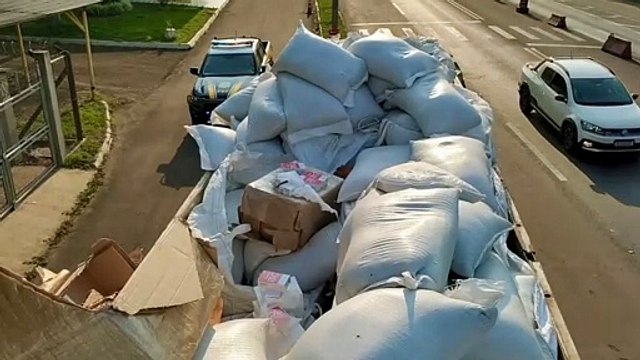 Caminhão que levava 4 mil celulares contrabandeados é apreendido em Irati
