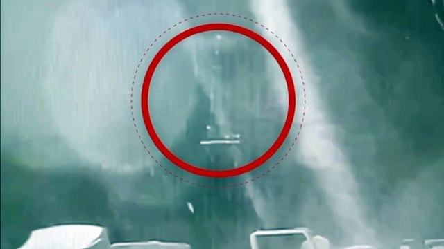Iate de luxo 'some' em meio a tornado na Itália