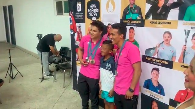 Osmar Olvera y Juan Manuel Celaya conviven con sus fans y se toman fotos con sus medallas olímpicas