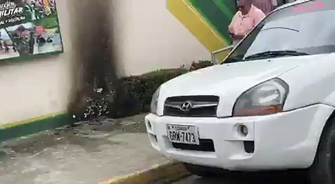 Sujetos arrojaron un explosivo al vehículo del director de un colegio