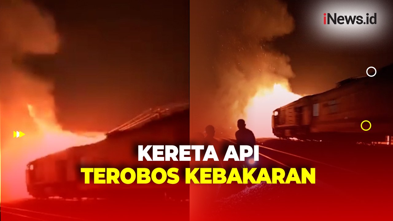 Viral! Detik-Detik Kereta Terobos Kobaran Api Gudang yang Terbakar di Karawang