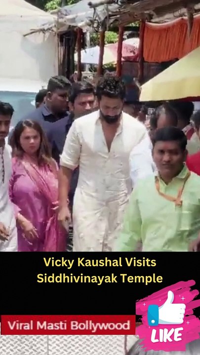 Vicky Kaushal Visits Siddhivinayak Temple