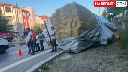 Bartın'da saman yüklü tır devrildi