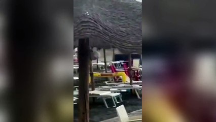 Tromba marina nel Metapontino spazza via ombrelloni e sdraio