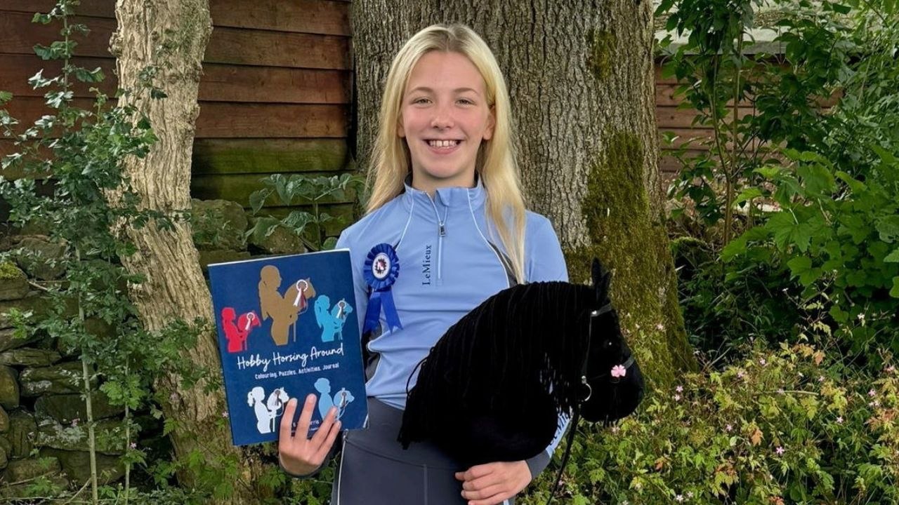 Mädchen nimmt mit Steckenpferd an Steckenpferd-Wettbewerben teil