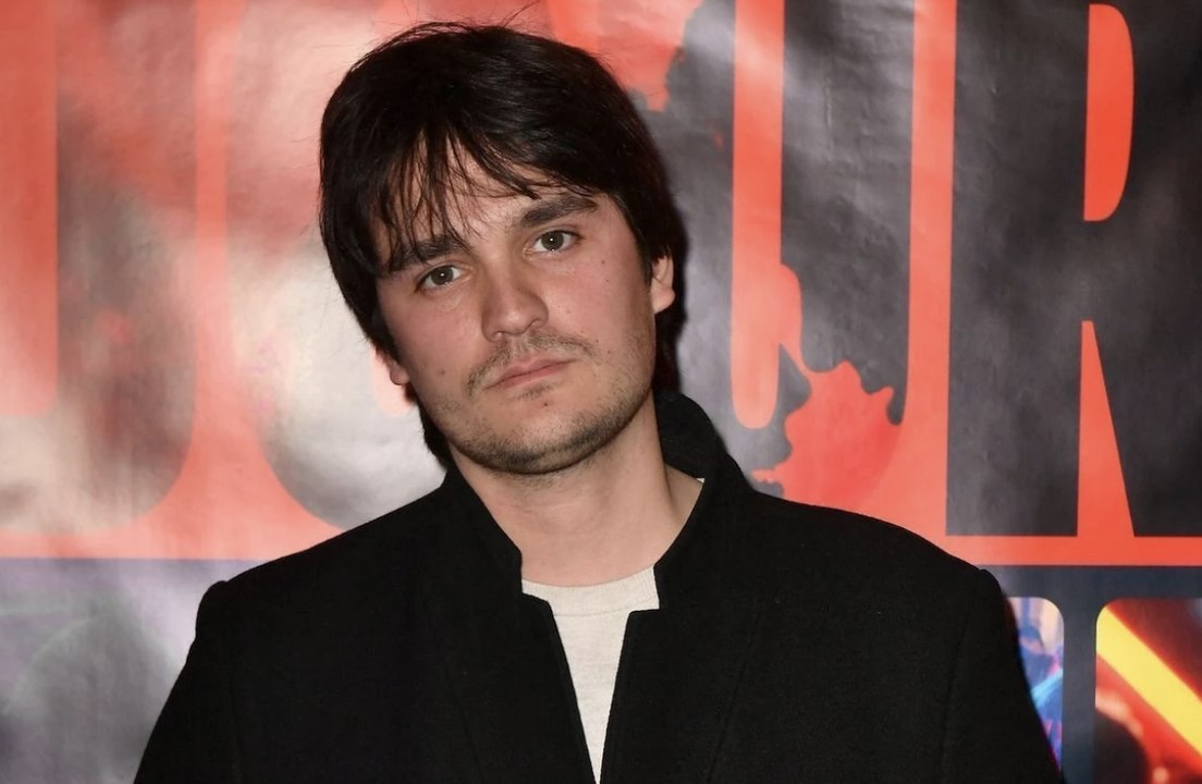 Mort d’Alain Delon : Alain-Fabien Delon remercie les fans de l’acteur qui déposent des fleurs à Douchy