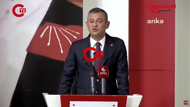 İYİ Parti'den istifa etmişti! Bilal Bilici CHP'ye katıldı, rozetini Özgür Özel taktı...