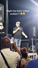 Gigione cade dal palco durante il concerto di Baia Felice