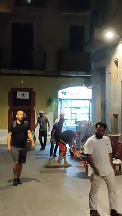 La degradación y el descontrol del Raval en un solo vídeo