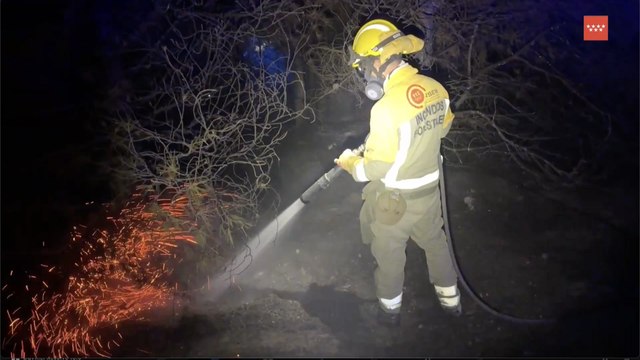 Un incendio forestal en Rivas Vaciamadrid obliga a desalojar algunas viviendas
