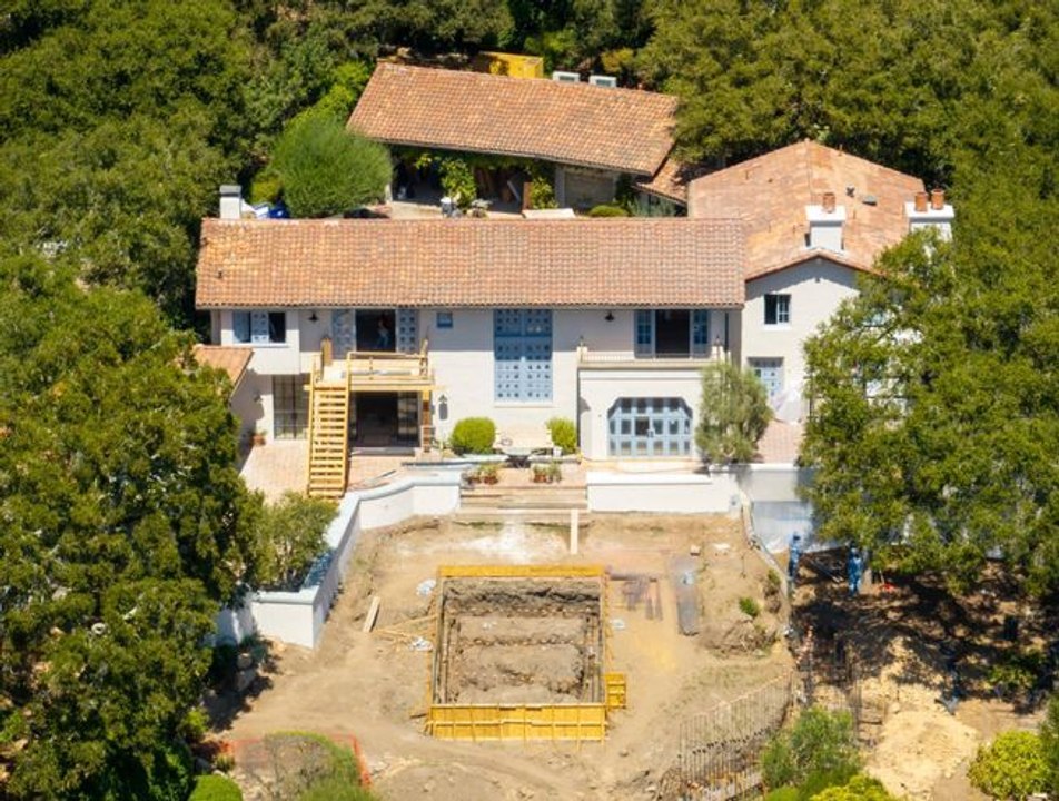 Jennifer Aniston : voici les photos de sa villa à 15 millions de dollars en pleine rénovation à Montecito
