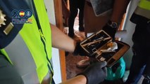 La Policía Nacional registra el domicilio de un pederasta en Madrid.