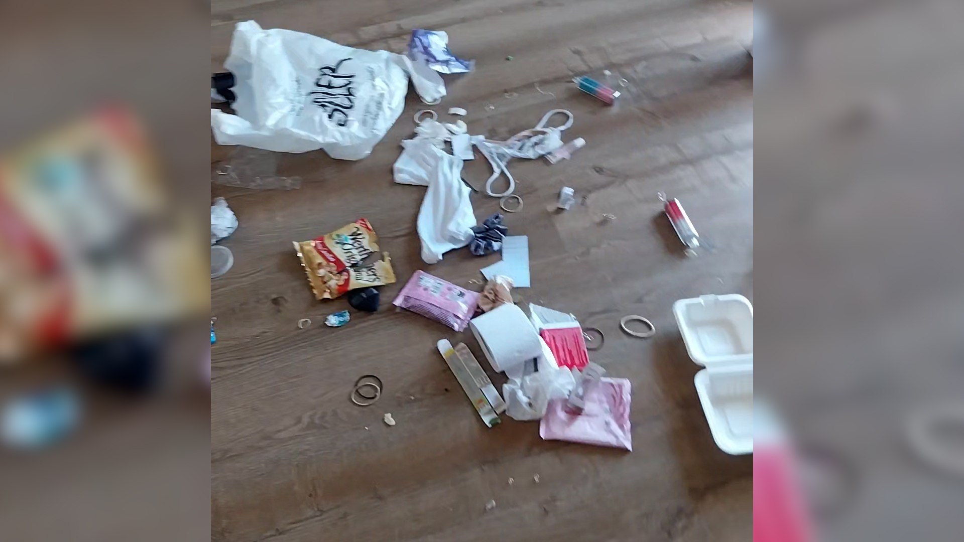 "C�mo puede ser que la gente de otros pa�ses venga a dejar esto en una habitaci�n", arranca diciendo una usuaria de Tik Tok en el v�deo que acaba de publicar. Lo �nico que ense�a es a una limpiadora de habitaciones de un hotel de Ibiza recogiendo todos los desperfectos que han dejado los antiguos inquilinos cuya nacionalidad, como confirma la propia autora del tiktok, no es espa�ola.

Botellas vac�as, restos de basura, bolsas de pl�stico, rollos de papel usados, bl�steres de pastillas y, lo m�s sorprendente, tangas son algunas de las cosas que se pueden diferenciar entre todo lo que est� recogiendo la trabajadora del alojamiento. "Un plus para la limpiadora y que valoren vuestro trabajo", exige la mujer que graba.