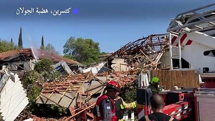 رجال إطفاء إسرائيليون في موقع تعرض لهجوم صاروخي في الجولان