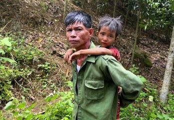 Tìm thấy bé trai sau 5 ngày mất tích giữa rừng-TIN THỜI SỰ