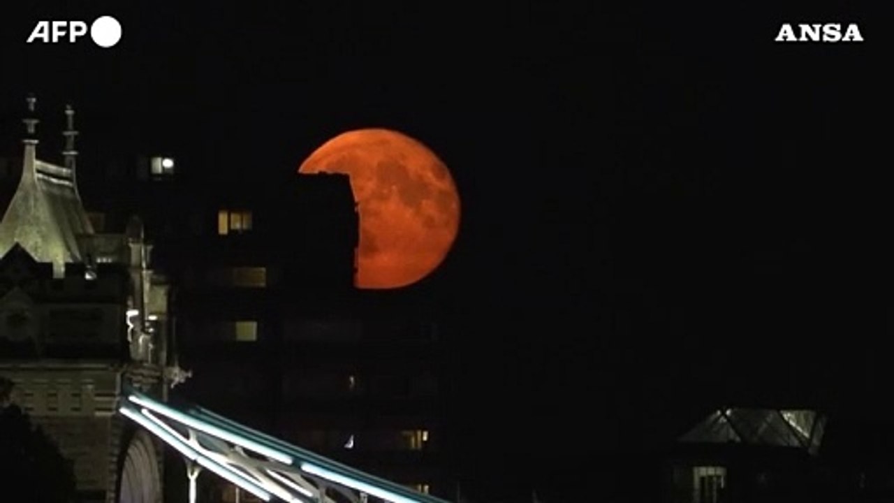 La spettacolare "super luna blu" illumina il cielo di Londra