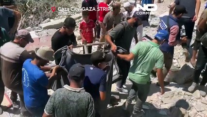 Tải video: No Comment : Des habitants de Gaza fouillent les décombres d'une école après une frappe aérienne