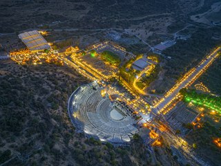 Efes Antik Kenti yenilenen ışıklandırmasıyla ziyaretçilerini bekliyor